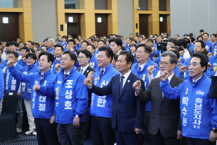 더불어민주당 충청권 공천자대회에서 정청래 당대표와 허태정 대전시장 후보, 조상호 세종시장 후보, 박수현 충남지사 후보 등 출마자들이 기념촬영을 하고 있다. 민주당 대전시당 제공