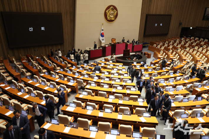 8일 서울 여의도 국회에서 열린 제435회 국회(임시회) 제2차 본회의에서 우원식 국회의장이 개헌안과 관련 국민의힘이 필리버스터(무제한토론) 신청하자 "대한민국 헌법개정안을 상정하지 않겠다"고 선언하며 회의를 산회하고 있다. 윤창원 기자