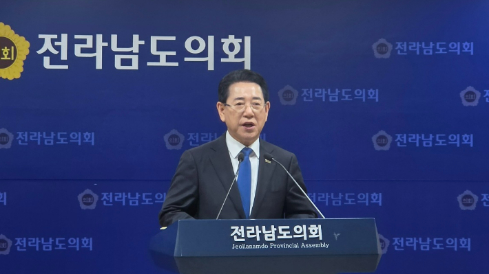 더불어민주당 전남광주특별시장 결선에서 패배한 후 '깜깜이' 경선 전면 재조사를 요구했던 전남도지사인 김영록 예비후보는 12일 전남도의회 브리핑룸에서 기자회견을 열고 경선 결과 완전 승복과 함께 "전남광주통합특별시 완수를 위해 끝까지 최선을 다하겠다"고 밝혔다. 김 후보 측 제공