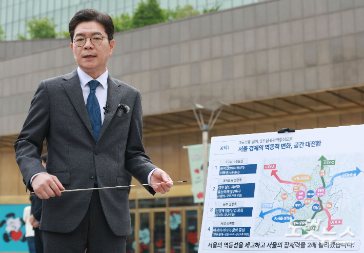 정원오 더불어민주당 서울시장 후보가 12일 오전 서울 동대문구 청량리역 광장에서 '서울 공간 대전환' G2 공약을 발표하고 있다. 류영주 기자