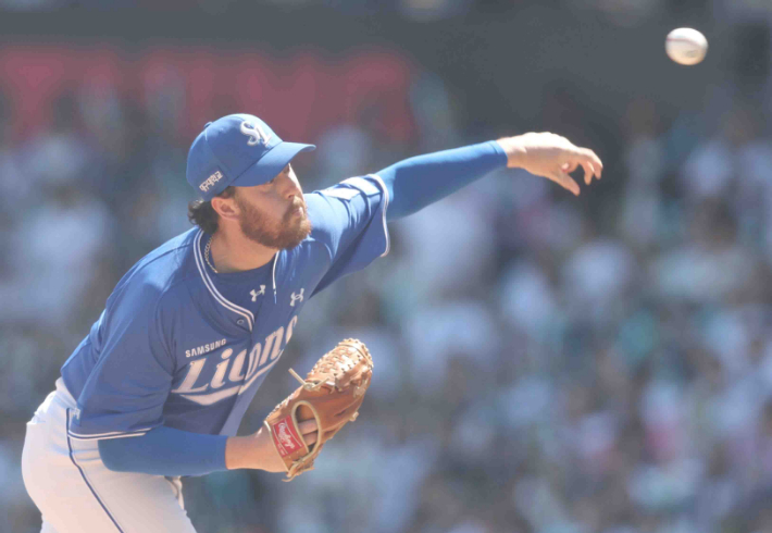 지난 10일 경남 창원NC파크에서 열린 2026 KBO 프로야구 삼성 라이온즈와 NC 다이노스의 경기. 1회 말 삼성 선발 잭 오러클린이 역투하고 있다. 연합뉴스