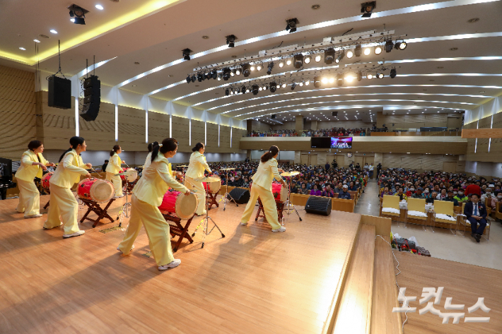 제14회 사랑의 경로잔치에서 아랑고고장구 공연이 진행되고 있다. 최화랑 기자