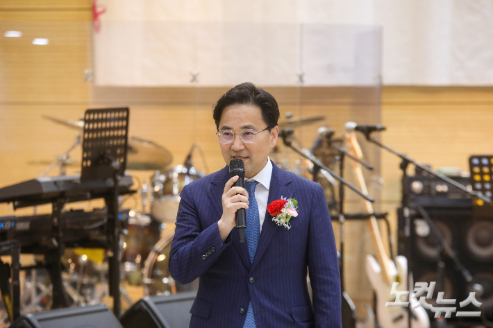남군산교회 이신사 담임목사가 환영사를 전하고 있다. 최화랑 기자