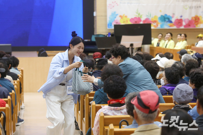 행운권 추첨에 당첨된 참석자에게 선물을 전달하고 있다. 최화랑 기자 