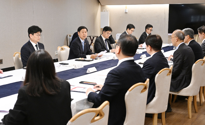 구윤철(뒷줄 왼쪽 두 번째) 부총리 겸 재정경제부 장관이 12일 서울 종로구 정부서울청사에서 열린 국채시장 자문위원회를 주재하며 모두발언을 하고 있다. 재정경제부 제공