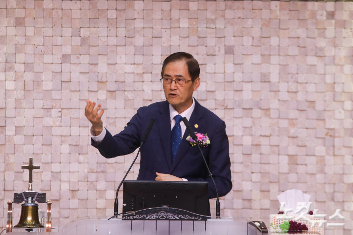 예수교대한성결교회 총회장 홍사진 목사가 설교를 전하고 있다. 최화랑 기자