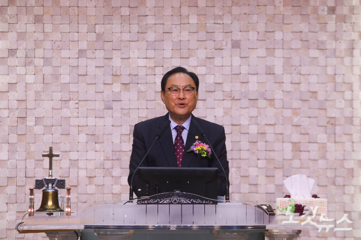한마음교회 두명균 목사가 성전 헌당을 선언하고 있다. 최화랑 기자
