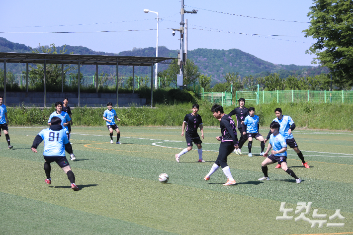 북전주노회 교회대항 체육대회 축구경기에서 늘푸른교회와 샘물교회가 경기를 펼치고 있다. 최화랑 기자