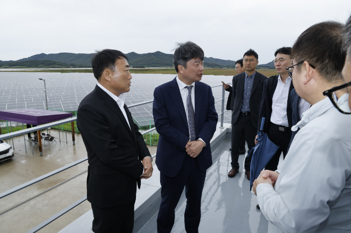전라남도는 12일 신안 안좌쏠라시티 태양광발전소를 방문한 박창환 기획예산처 예산총괄심의관에게 주민참여형 재생에너지사업 지원을 요청했다. 전라남도 제공