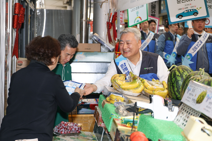 김회천(오른쪽) 한수원 사장이 장보기 활동을 하며 시장상인과 인사를 나누고 있다. 한수원 제공