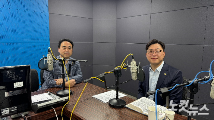 이재은 목사(오른쪽)는 "교회가 교회만이 아닌 지역과 마을을 위한 열린 공간이 될 때 선한 영향력이 더욱 흘러 갈 것"이라고 말했다. 최진성 아나운서
