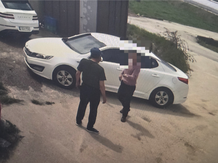 지난달 19일 오후 1시쯤 전북 임실군 삼계면의 한 주택에서 A예비후보 캠프의 자원봉사자로 추정되는 인물이 지역 주민에게 금품을 전하며 A후보의 지지를 호소했다는 의혹이 제기됐다. 독자 제공