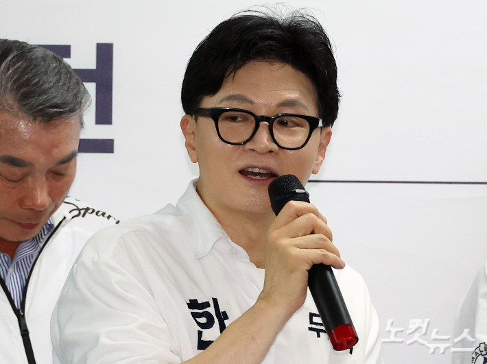 부산 북갑 국회의원 보궐선거에 출마하는 무소속 한동훈 후보가 10일 부산 북구에서 열린 선거사무소 개소식에서 주민들을 소개하고 있다. 연합뉴스