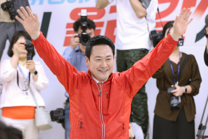 국민의힘 장동혁 대표가 당원들에게 인사하고 있다. 연합뉴스