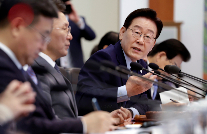 이재명 대통령이 12일 청와대에서 열린 국무회의 겸 비상경제점검회의에서 발언하고 있다. 연합뉴스