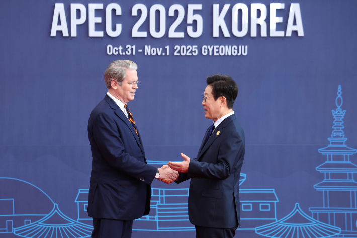 지난해 10월 31일 2025 아시아태평양경제협력체(APEC) 정상회의에서 스콧 베선트 미국 재무장관을 맞이하는 이재명 대통령. 연합뉴스