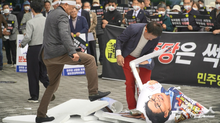 지난 4월 22일 김관영 후보의 지지자들이 더불어민주당을 향해 김관영 지사의 제명 결정 취소와 이원택 후보의 윤리재감찰을 요구하며 정청래 당대표와 문정복 최고위원의 사진이 그려진 박스를 부수는 퍼포먼스를 하고 있다. 심동훈 기자