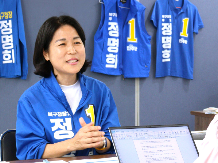 정명희 더불어민주당 부산 북구청장 후보가 12일 오전 부산CBS 취재진과 인터뷰하고 있다. 정 후보 캠프 제공