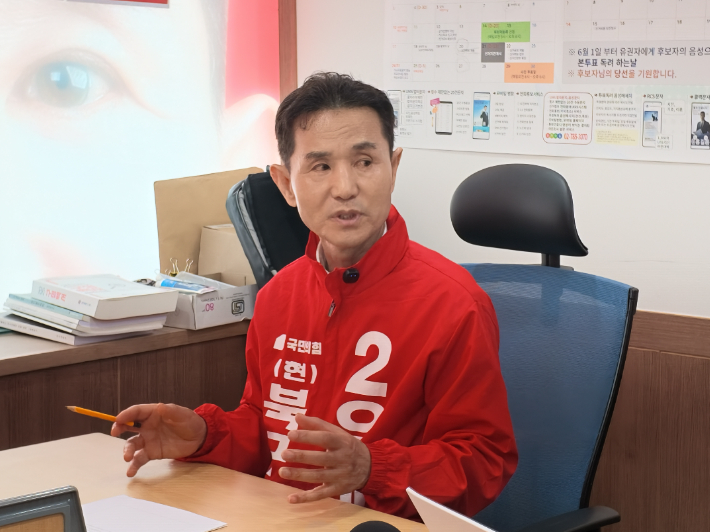 오태원 국민의힘 부산 북구청장 후보가 12일 오후 부산CBS 취재진과 인터뷰하고 있다. 오 후보 캠프 제공