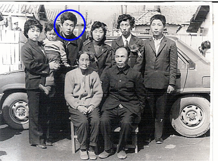 김천일씨는 북한 평양에서 중국인 혈통 부친과 북한 주민 모친 사이에서 태어났다. 가족사진 속 앞줄이 그의 부모님이다. 북한인권시민연합 제공