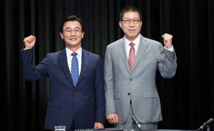 12일 부산MBC 초청 부산시장 후보 토론회에 참석한 더불어민주당 전재수 후보(왼쪽)와 국민의힘 박형준 시장 후보. 연합뉴스