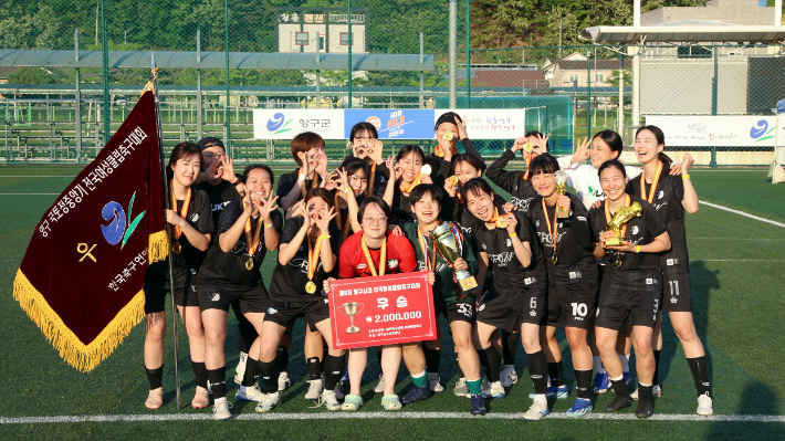 2026 양구사과 전국여성클럽축구대회 2연패를 달성한 OOO(Out Of Office) FC. 대회 조직위원회 