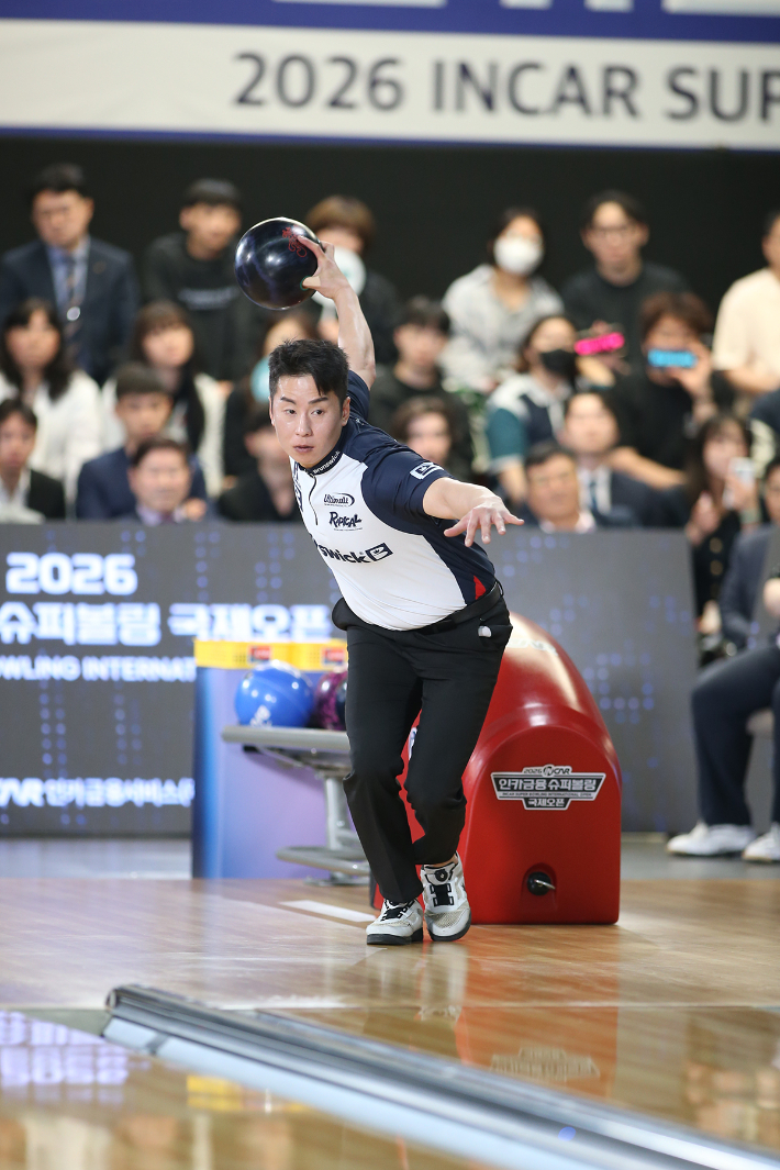 곽민상이 12일 경기도 용인시 볼토피아에서 열린 '2026 인카금융 슈퍼볼링 국제오픈' 결승에서 호쾌한 샷을 구사하고 있다. KPBA 
