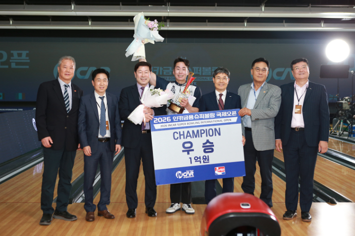 곽민상(가운데)이 우승 뒤 인카금융서비스 최병채 회장(곽민상 왼쪽), KPBA 김언식 회장(오른쪽 2번째) 등 관계자들과 기념 촬영한 모습. KPBA  