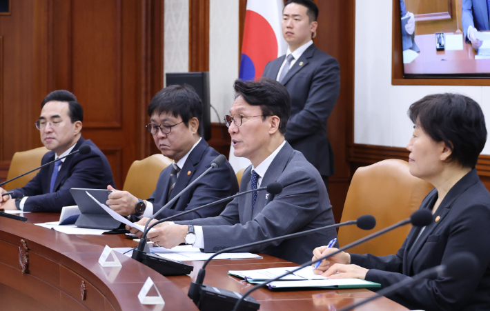 김민석 국무총리가 13일 서울 종로구 정부서울청사에서 열린 비상경제본부회의에서 발언하고 있다. 연합뉴스