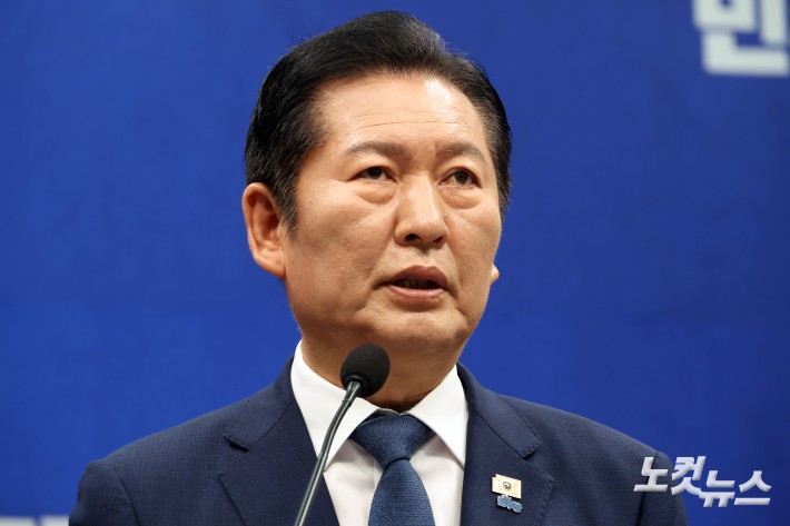 더불어민주당 정청래 대표가 13일 서울 여의도 국회에서 기자회견을 하고 있다.