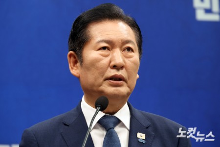 더불어민주당 정청래 대표가 13일 서울 여의도 국회에서 기자회견을 하고 있다.