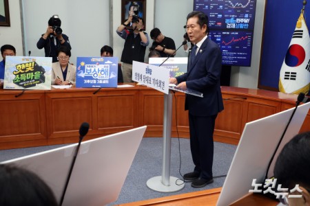 더불어민주당 정청래 대표가 13일 서울 여의도 국회에서 기자회견을 하고 있다.