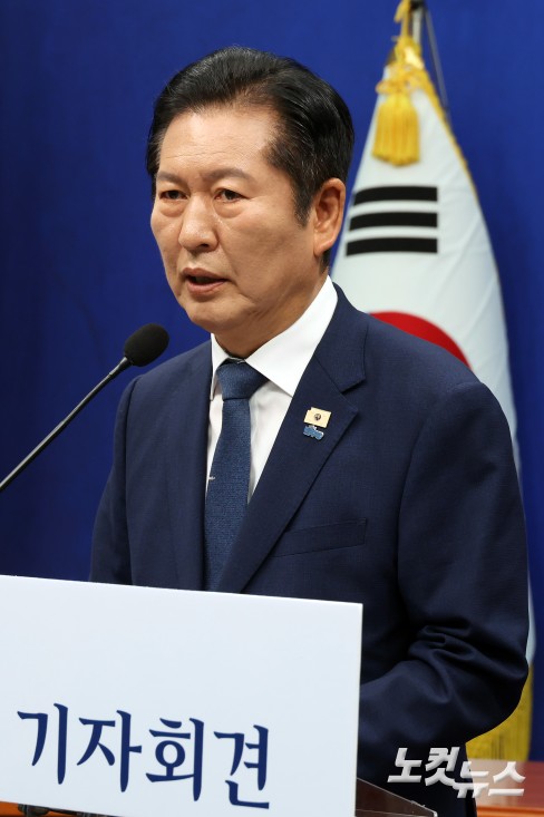더불어민주당 정청래 대표가 13일 서울 여의도 국회에서 기자회견을 하고 있다.