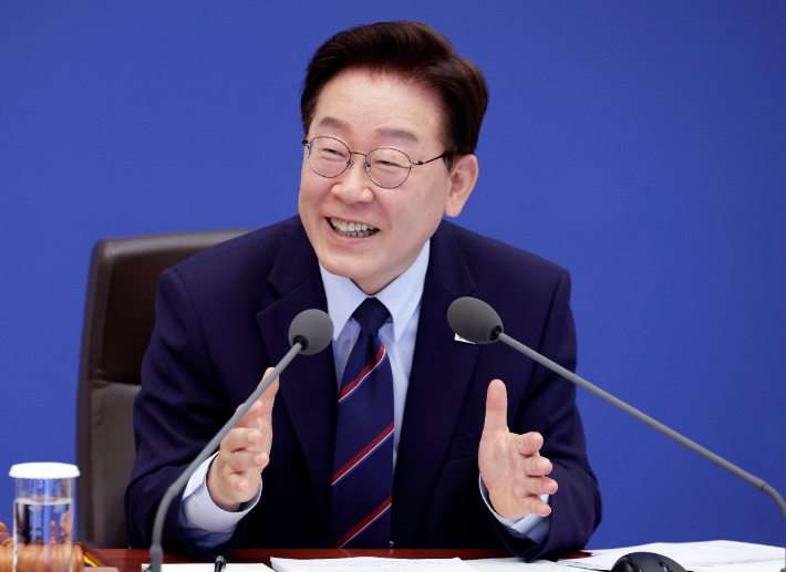 이재명 대통령이 12일 청와대에서 열린 국무회의 겸 비상경제점검회의에서 발언하고 있다. 연합뉴스
