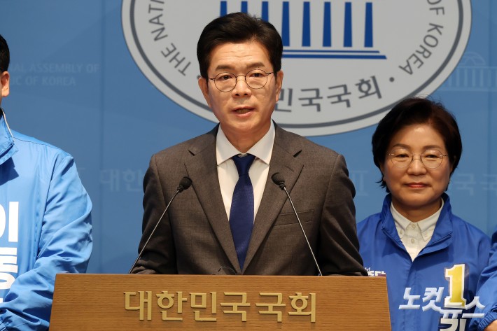 더불어민주당 정원오 서울시장 후보가 13일 서울 여의도 국회 소통관에서 민주당 소속 구청장 후보들과 함께 중요 공약 발표 기자회견을 하고 있다. (정 후보는 이날 기자회견에서 소득 없는 은퇴 1주택자에 대해 한시적으로 재산세를 감면하겠다는 공약을 발표했다.)