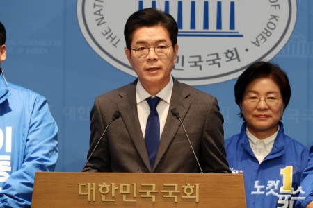 더불어민주당 정원오 서울시장 후보가 13일 서울 여의도 국회 소통관에서 민주당 소속 구청장 후보들과 함께 중요 공약 발표 기자회견을 하고 있다. (정 후보는 이날 기자회견에서 소득 없는 은퇴 1주택자에 대해 한시적으로 재산세를 감면하겠다는 공약을 발표했다.)