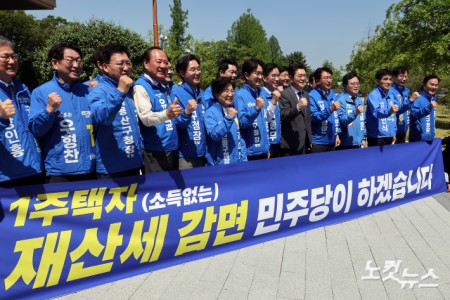 더불어민주당 정원오 서울시장 후보가 13일 서울 여의도 국회 소통관에서 민주당 소속 구청장 후보들과 함께 중요 공약 발표 기자회견을 마치고 나서며 기념촬영을 하고 있다.(정 후보는 이날 기자회견에서 소득 없는 은퇴 1주택자에 대해 한시적으로 재산세를 감면하겠다는 공약을 발표했다.)