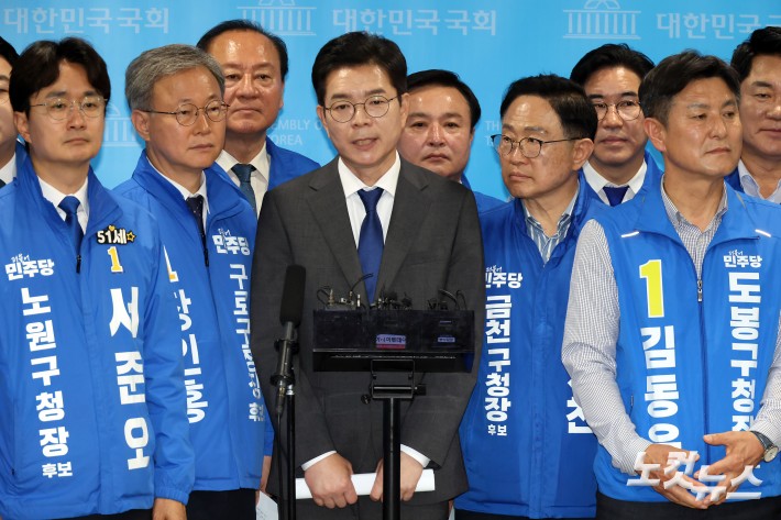 더불어민주당 정원오 서울시장 후보가 13일 서울 여의도 국회 소통관에서 중요 공약 발표 기자회견을 마치고 취재진의 질문을 받고 있다.  (정 후보는 이날 기자회견에서 소득 없는 은퇴 1주택자에 대해 한시적으로 재산세를 감면하겠다는 공약을 발표했다.)