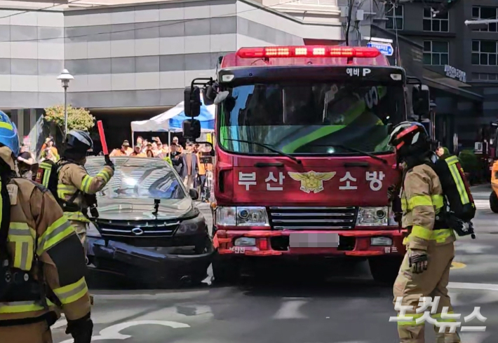 13일 부산 부산진구 한 도로에서 소방 펌프차가 불법 주차 차량을 가정한 승용차를 들이받으며 전진하고 있다. 박진홍 기자