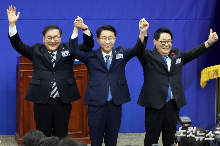 손잡은 김태년-조정식-박지원 국회의장 후보들
