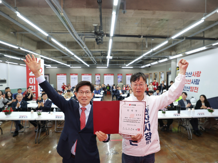 13일 오전 원팀캠프에서 김문수 전 노동부장관이 위촉장을 받고 이 예비후보와 손을 들어올리고 있다. 이민근 측 제공