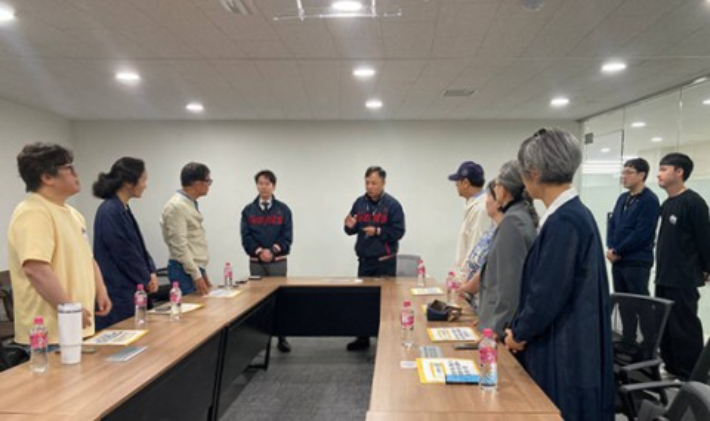 롯데 구단에 항의 방문한 노무현재단. 노무현재단 제공