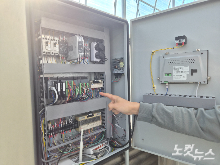 김영웅 대표가 농장에서 활용하는 자동 제어 시스템(Programmable Logic Controller·PLC)에 대해 설명하고 있다. 김정남 기자