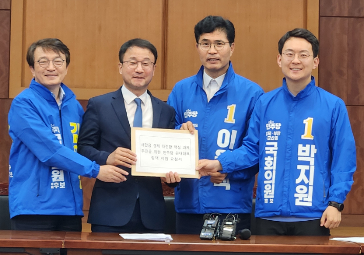 13일 한국농어촌공사 새만금33센터에서 열린 민주당의 '전북·새만금 사업 지원 현장 기자간담회'에서 김의겸 군산·김제·부안갑 국회의원 예비후보, 한병도 원내대표, 이원택 전북지사 예비후보, 박지원 군산·김제·부안을 국회의원 예비후보(왼쪽부터)가 기념촬영을 하고 있다. 이원택 후보 선대위 제공