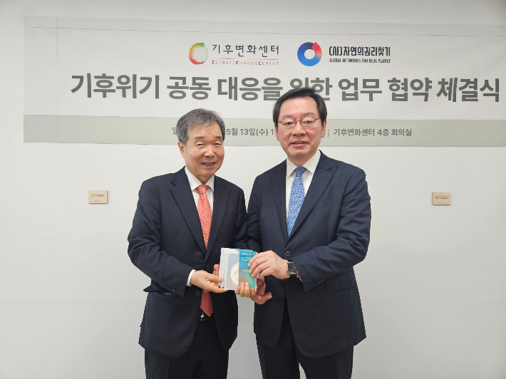 왼쪽부터 (재)기후변화센터 최재철 이사장, (사)자연의권리찾기 장제국 이사장. 자연의권리찾기 제공