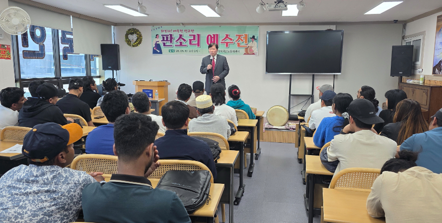 '와보라 예수전 선교단'의 강성열 단장이 예수전을 소개하고 있다. 강성열 교수 제공