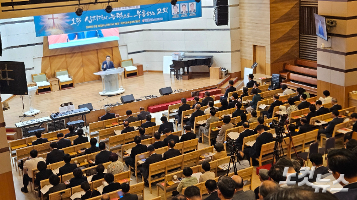 예배 후 이어진 세미나에서 손문수 목사(동탄순복음교회)가 실제 개척과 성장 사례를 소개하고 있다. 정원희 기자