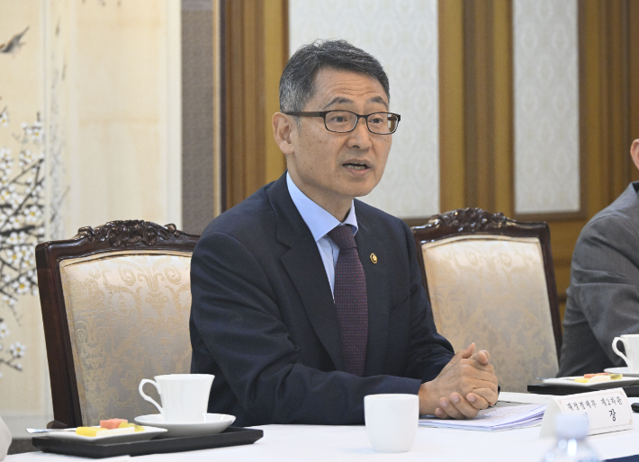 재정경제부 허장 2차관이 13일 서울 종로구 정부서울청사에서 '제1차 개발금융 자문위원회'를 주재하고 있다. 재정경제부 제공