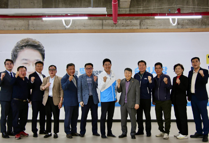 순천시소상공인연합회 관계자들과 기념촬영을 하고 있는 노관규 순천시장 후보. 후보 제공 