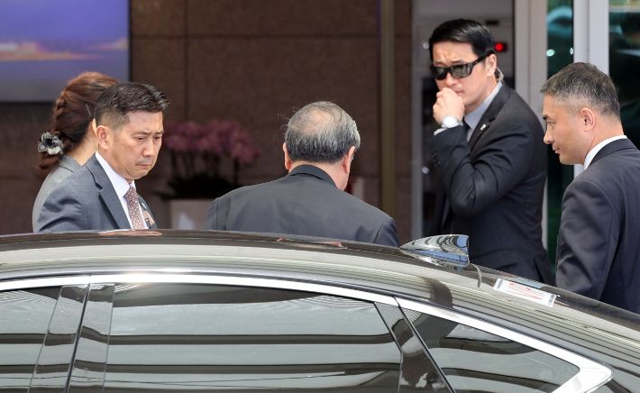 허리펑 중국 국무원 부총리가 13일 인천국제공항 귀빈실로 향하고 있다. 이날 허리펑 중국 부총리는 스콧 베센트 미국 재무장관과 만나 미·중 정상회담 의제를 사전 조율할 예정이다. 연합뉴스